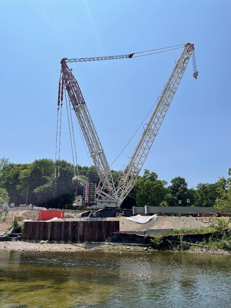 The fully assembled 650-tonne crane secured for lifting the arches
