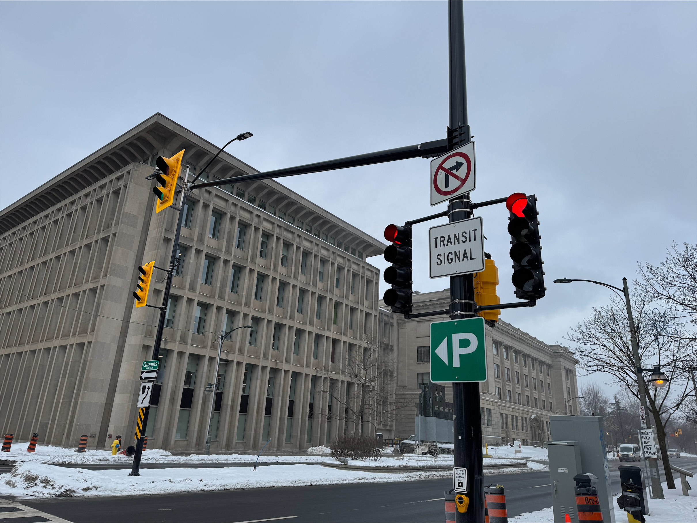 Transit signal at Queens and Wellington