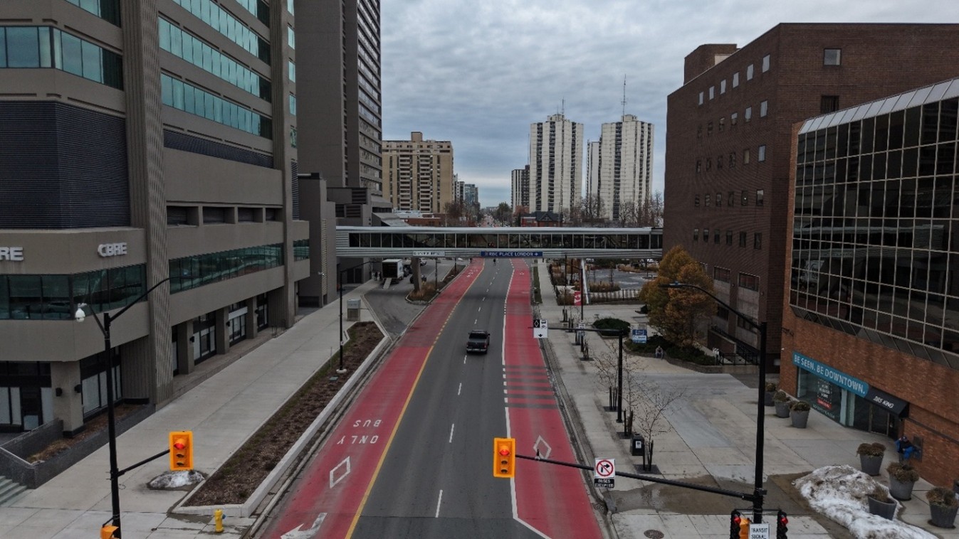 King Street at Clarence Street, showing the Downtown Loop’s eastbound bus-only contraflow lane.
